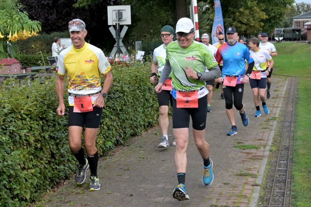 Start für 42,19 Kilometer: Wolfgang Wessels (links) und zehn Freude starten zur privaten Laufveranstaltung.