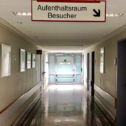Das Foto zeigt den Gang zu einer Station im Krankenhaus.