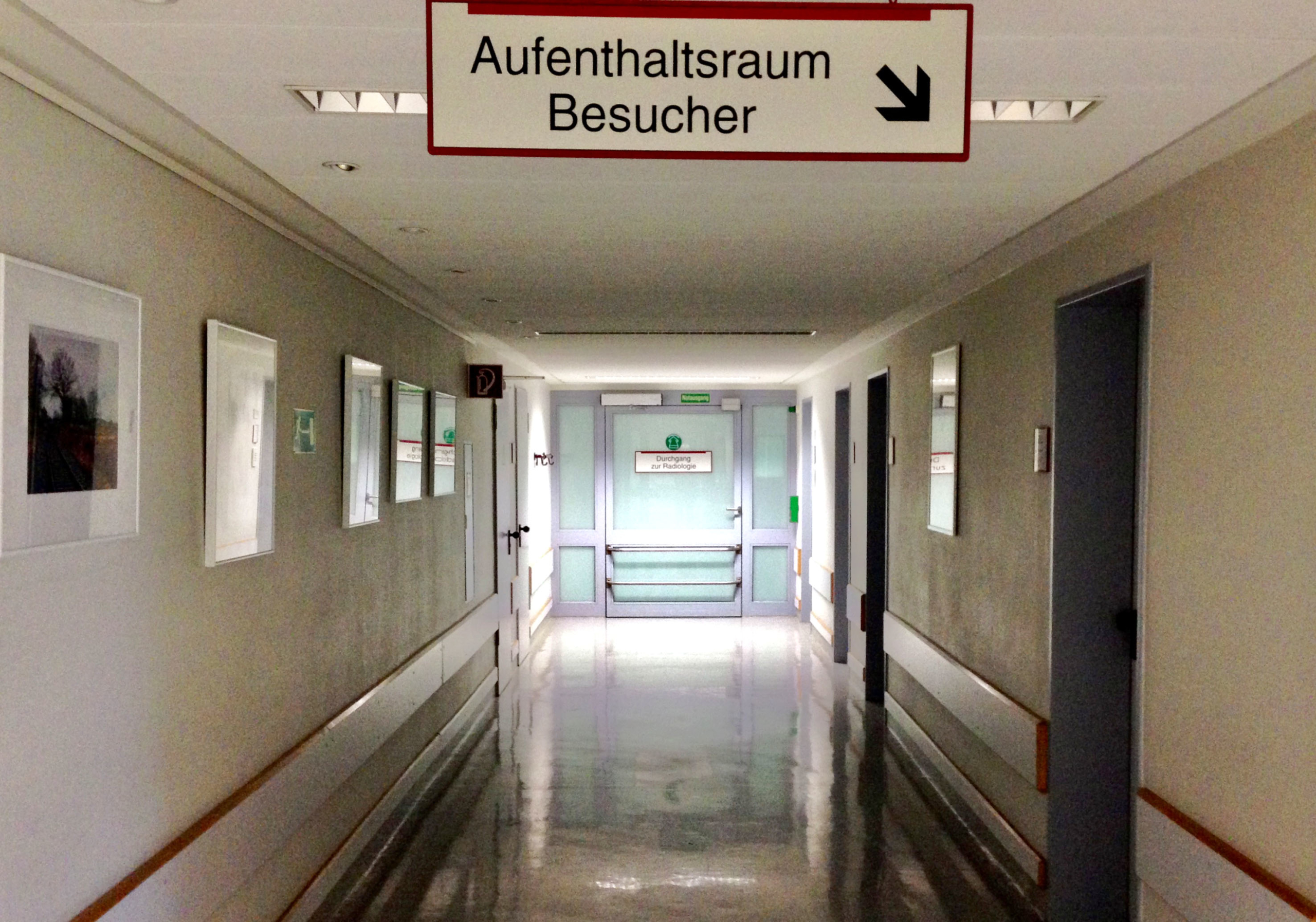 Das Foto zeigt den Gang zu einer Station im Krankenhaus.