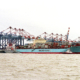 Ein Containerschiffe legt in Bremerhaven an.