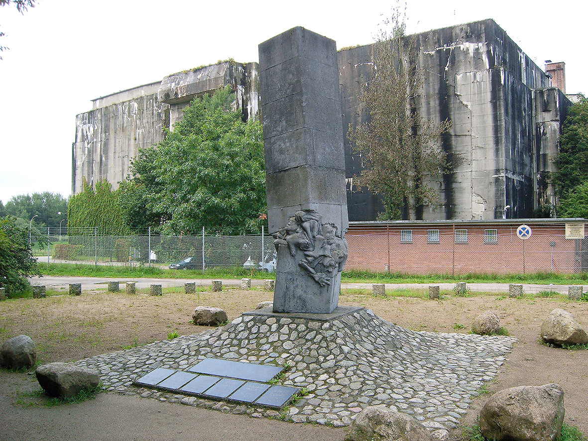 denkort-bunker-valentin09 Das Mahnmal "Vernichtung durch Arbeit" vor dem Bunker "Valentin".