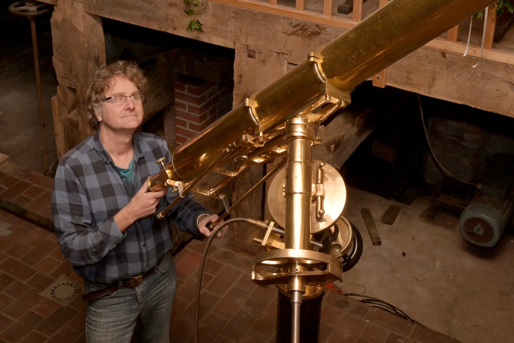 Romke Schievink an einem historischen Teleskop. Alle Einstellungen müssen von Hand vorgenommen werden.