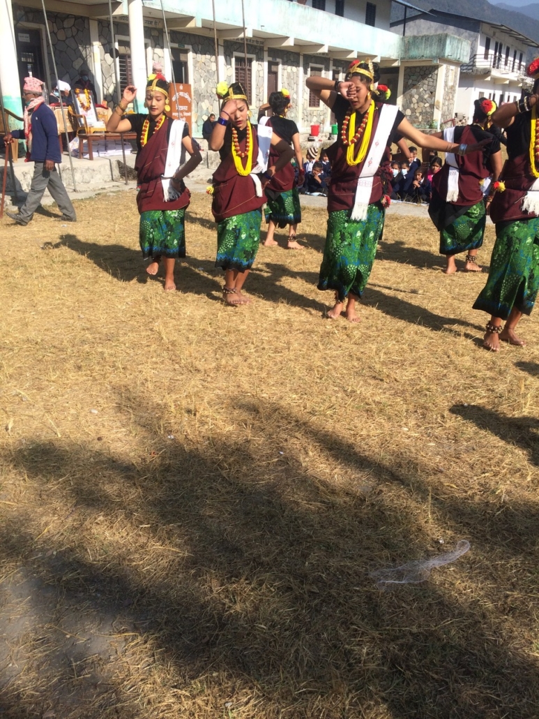 Tanzaufführung in Nepal. Chandaa unterstützt auch kulturelle Veranstaltungen.