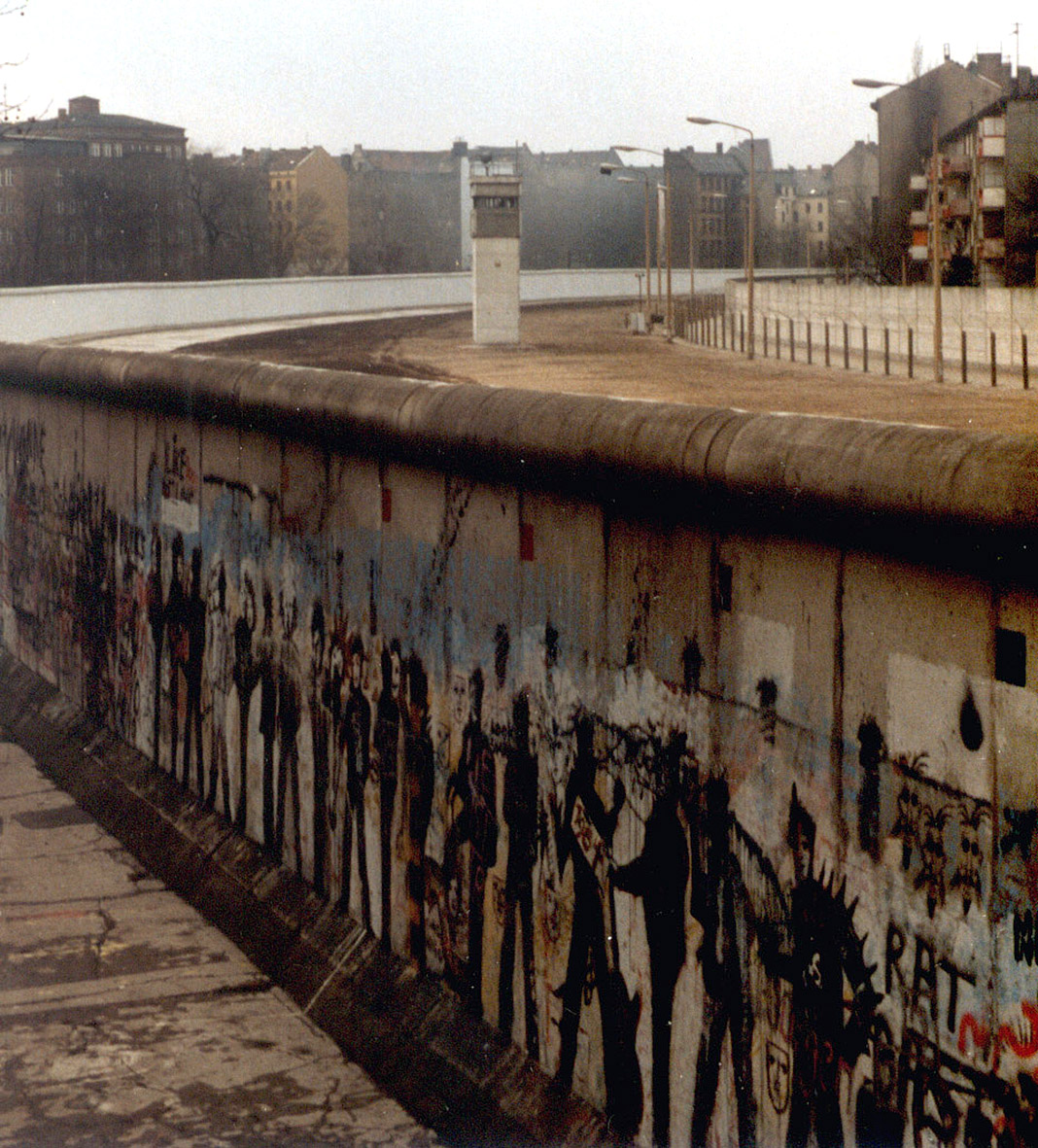 Berliner Mauer mit Wachturm.