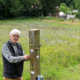 Ulf Feuerstein tauscht noch die Kräuter an der Infosäule am Heiligenberg aus. Eine Blumenwiese für Bienen.