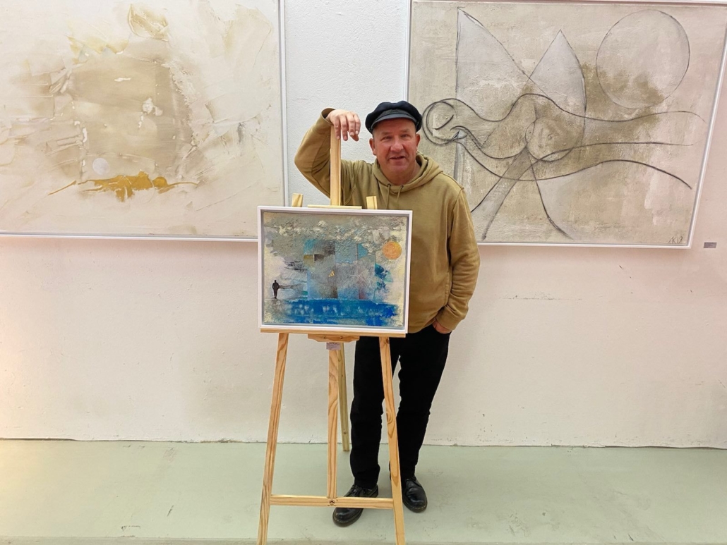Andreas Krämer mit drei seiner Kunstwerke