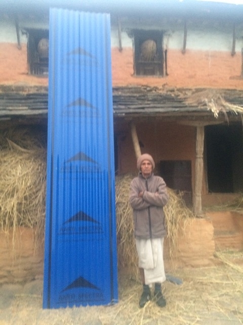 Mit diesen blauen Blechplatten konnte einer Frau in Nepal geholfen werden. In ihr Haus regnete es rein. 