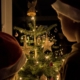 Zwei Kinder stehen vor dem leuchtenden Weihnachtsbaum