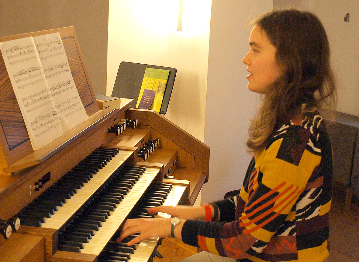 Ylva Wellsandt spielt Orgel.