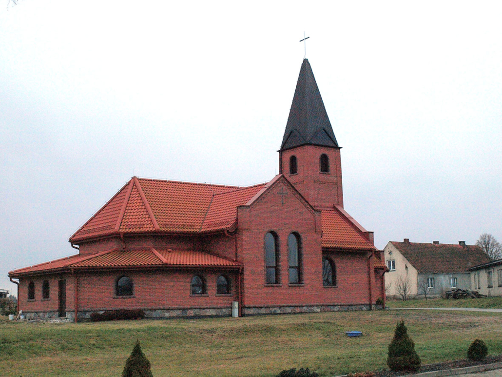 Eine Kirche in einem masurischen Dorf