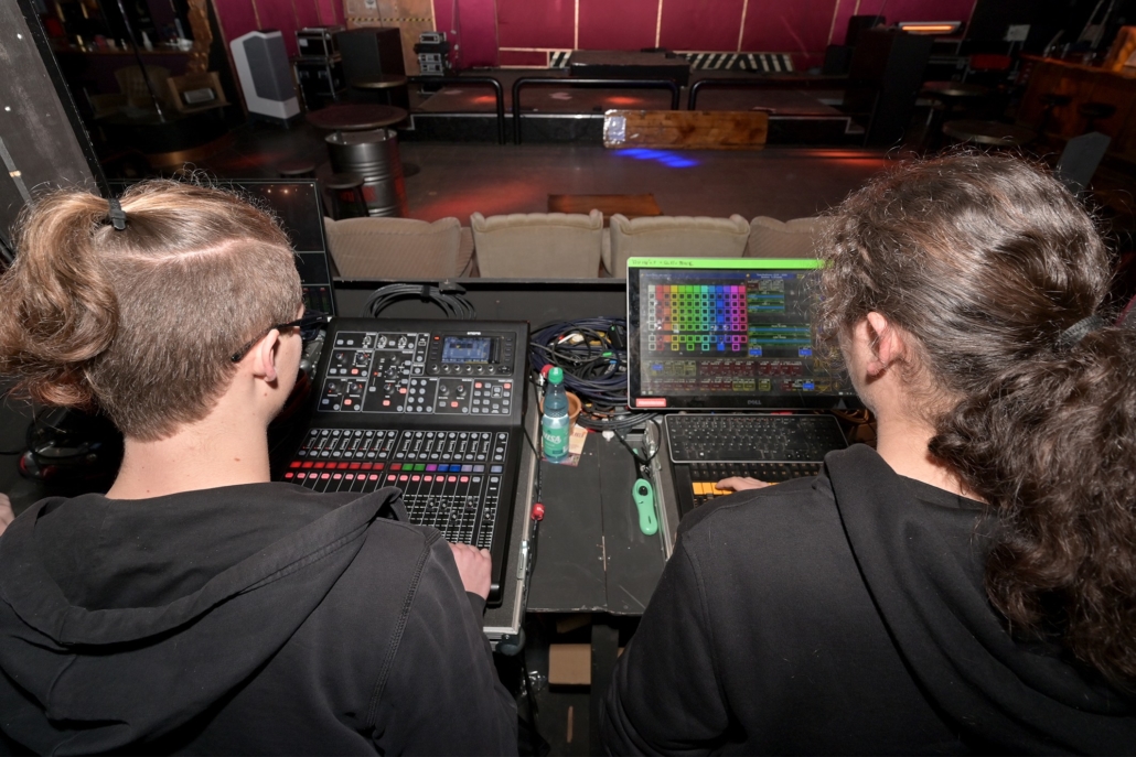Ole (links) am Ton-Mischpult und Julian steuert über den Touchscreen die vielen Leuchten und Lichteffekte