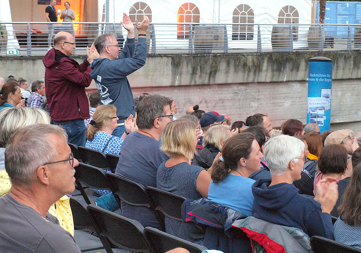 Klatschende Zuschauer beim Hooters-Konzert auf der Bremer Seebühne.