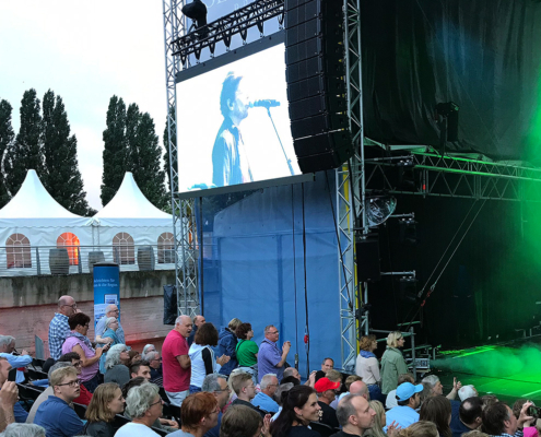 Publikum beim Konzert der Band Hooters auf der Seebühne Bremen.
