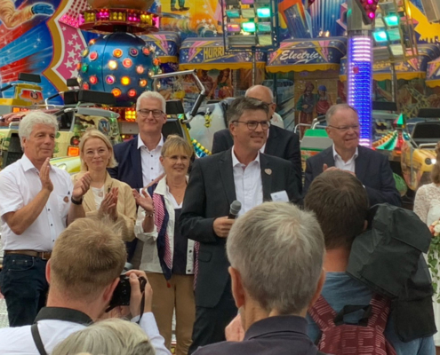 Bürgermeister Lars Bierfischer eröffnet den Brokser Heiratsmarkt.
