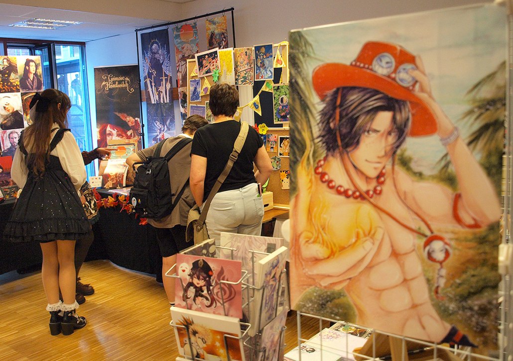 Anime-Kunst bei einer Cosplay-Convention.