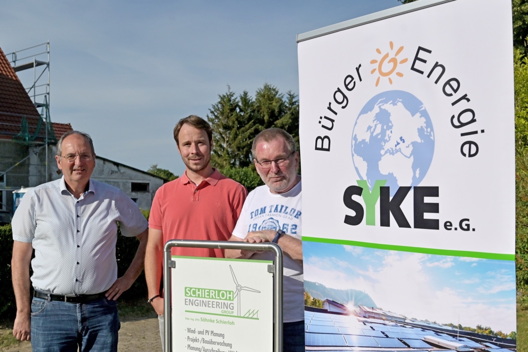 Ralf Borchers (Vorstand BES, v.l.), Windparkplaner Söhnke Schielroh und Torsten Schmidt (Aufsichtsrat BES) freuen sich auf das Projekt Bürgerwindpark.