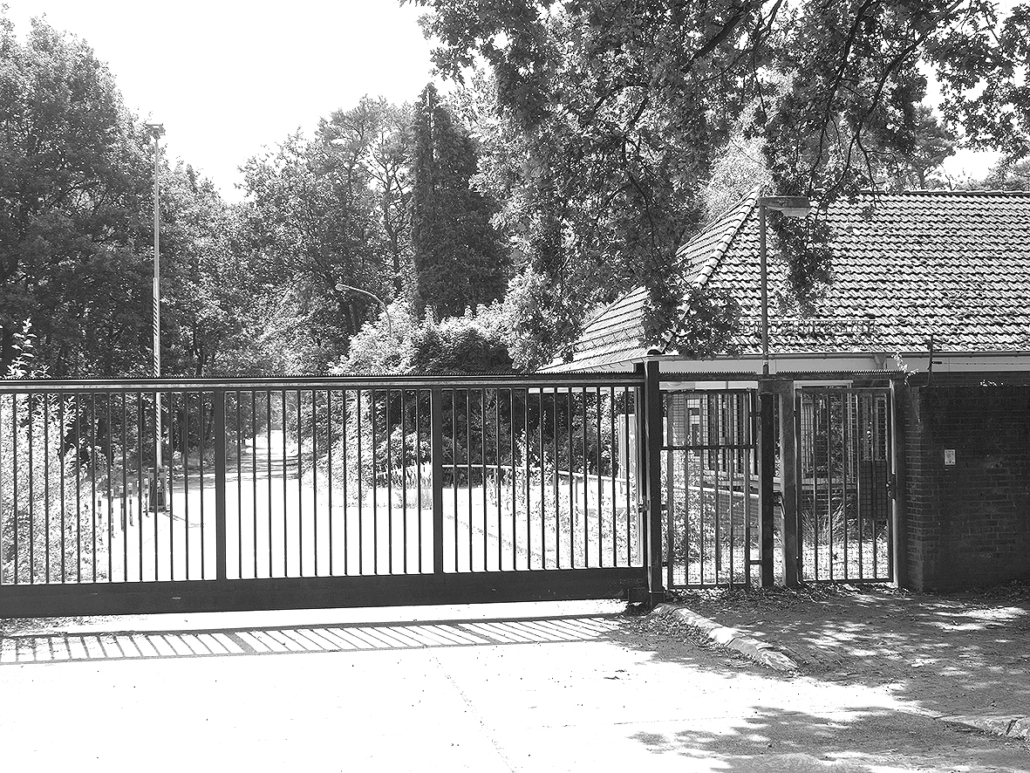 Ein geschlossenes Tor einer verlassenen Kaserne.