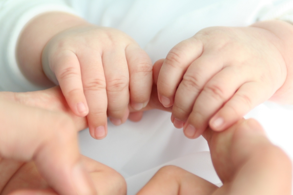 Babyhände halten Mutterhände