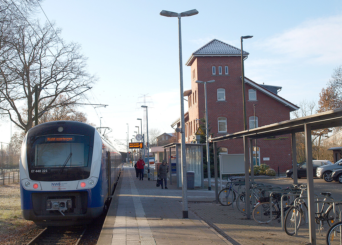 Ein Zug steht im Bahnhof Farge-Rekum.