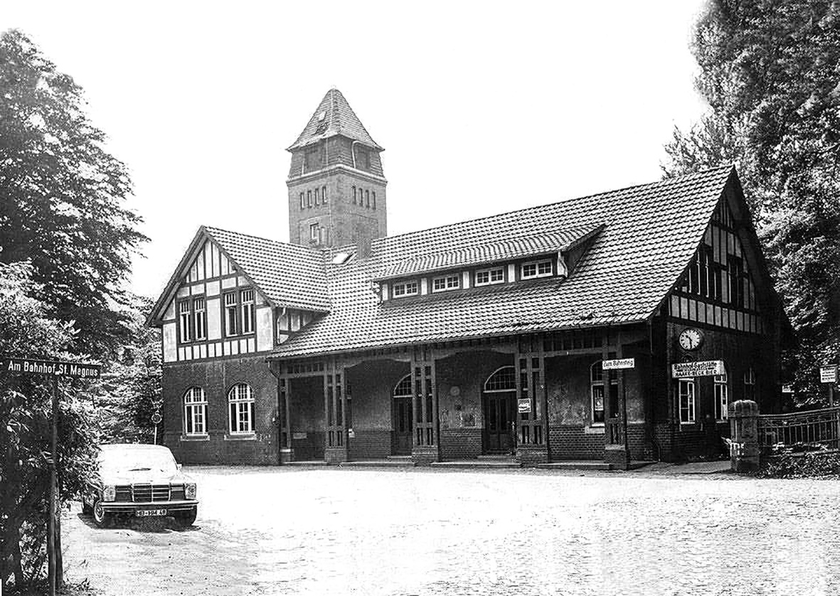 Ein alter Bremer Bahnhof mit einem Mercedes Strich 8 im Vordergrund.