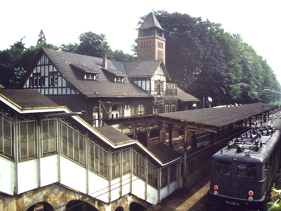Der Bahnhof Bremen-St.-Magnus mit einem Zug in Richtung Bremen-Vegesack im Vordergrund.