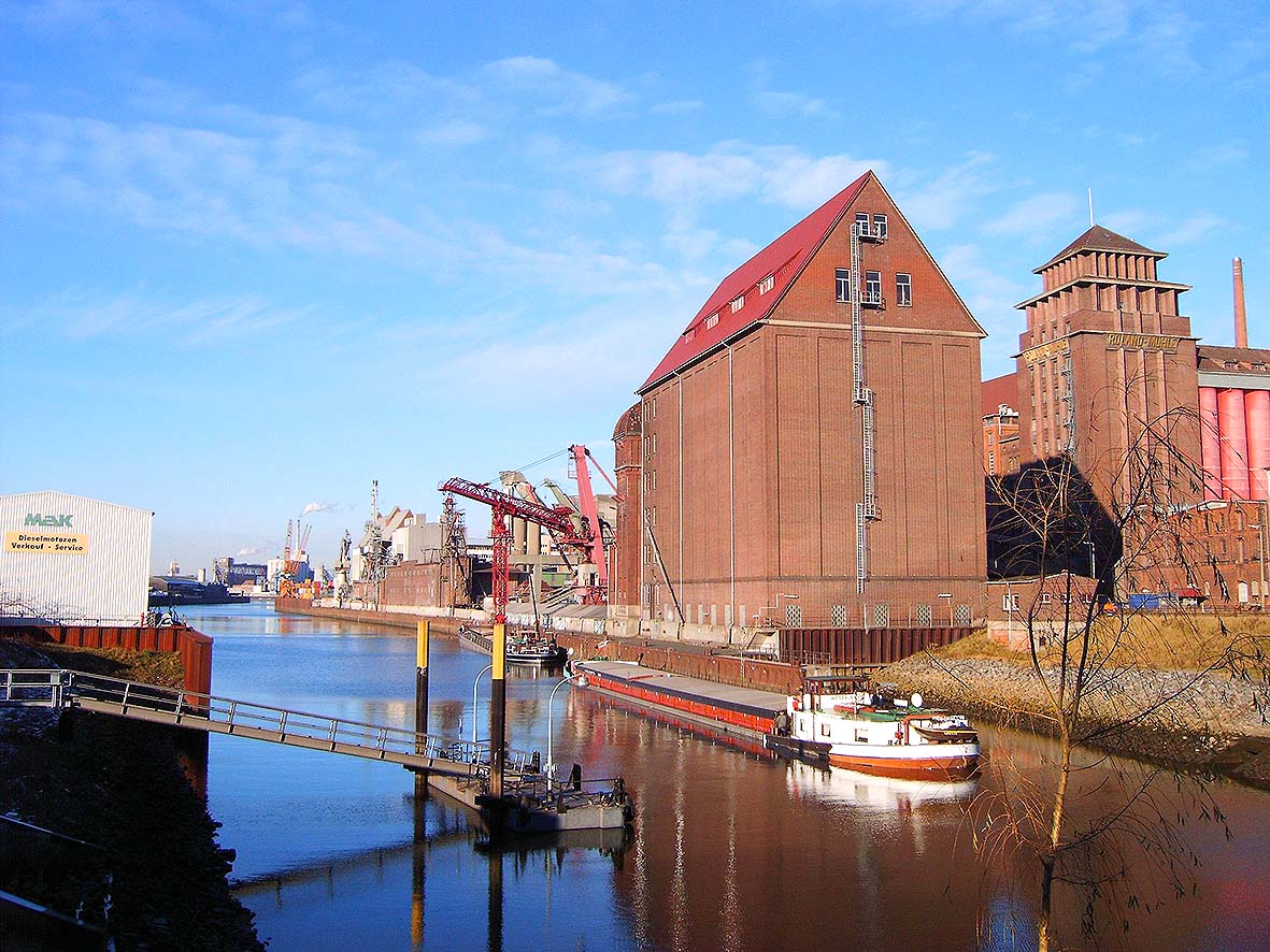 Der Holz- und Fabrikenhafen mit der Roland-Mühle.