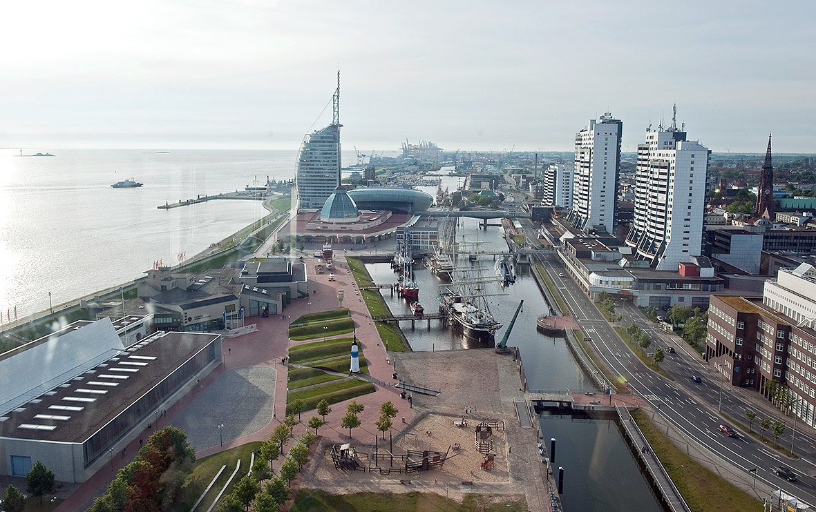 Blick aui den Alten Hafen Bremerhaven und die Havenwelten.