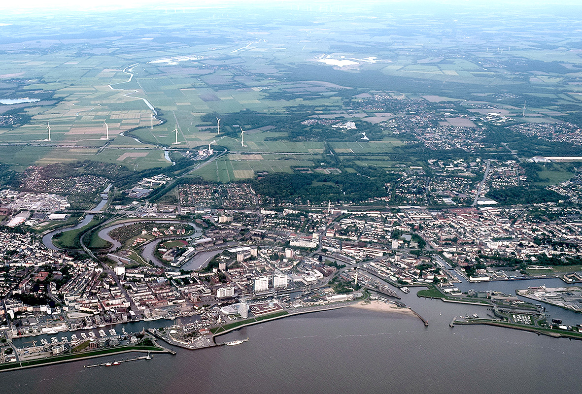 Luftbildaufnahme Bremerhavens mit dem Weserbad im Vordergrund und der Geeste im Hintergrund.