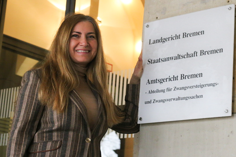 Schöffin Nilgün Uzun-Wulfmeier vor dem Bremer Gerichtsgebäude.