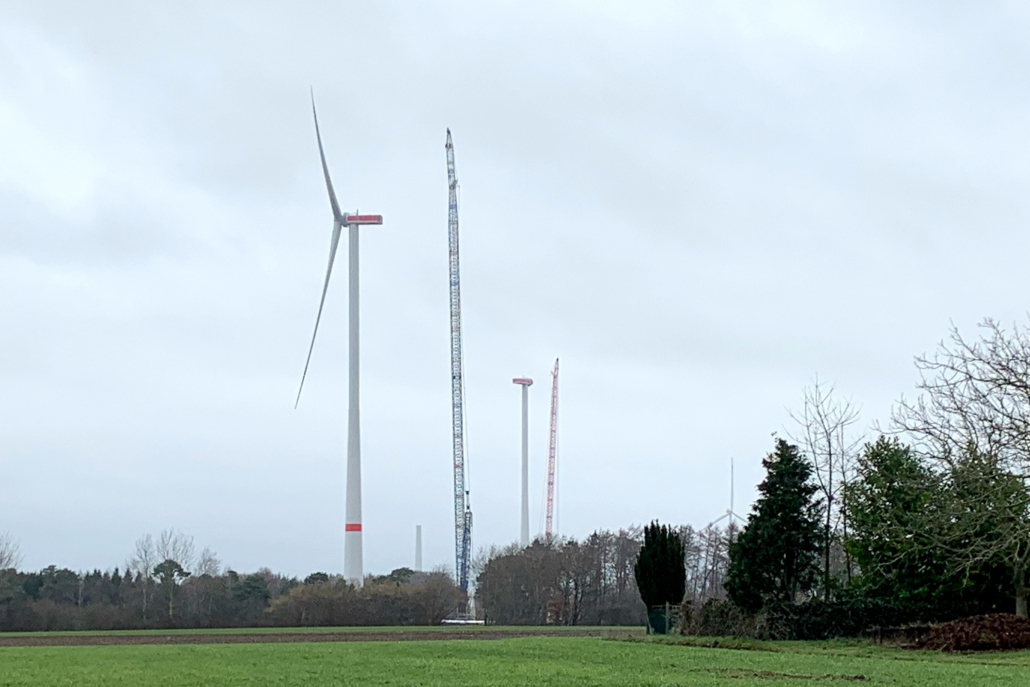 So wird es auch bald in Süstedt aussehen: Große Kräne heben die Einzelteile eines Windrades für den Bürgerwindpark in die Höhe.