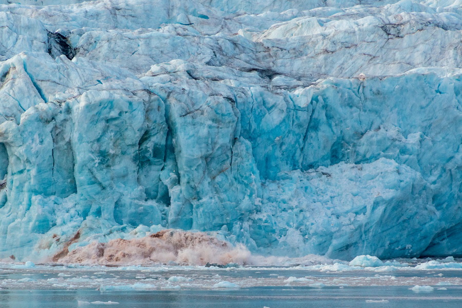 Eine Eislandschaft an der Küste von Spitzbergen.
