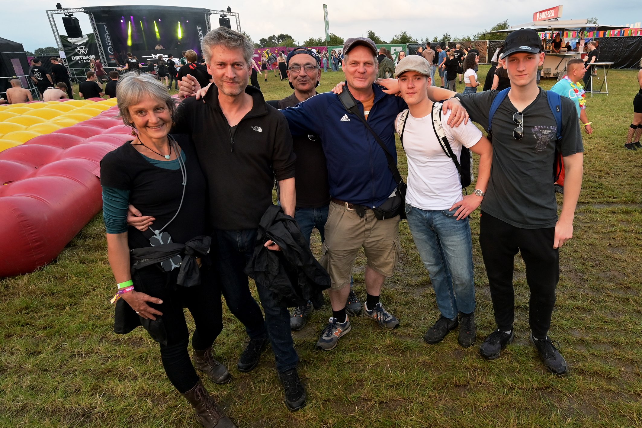 Isa, Martin, Kosta, Jens, Max und Phil feierten den 55. Geburtstag von Jens auf dem Hill of Dreams Festival.