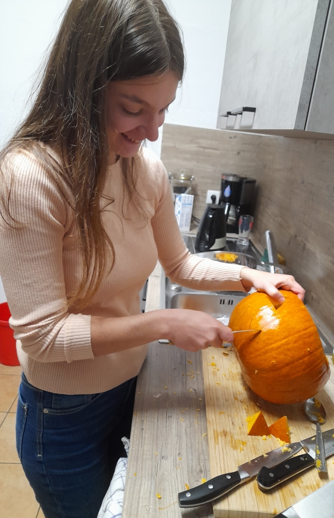 Siuzanna Avanesova bei der Arbeit im Jugenhaus Broksen: Vorbereitungen für Halloween