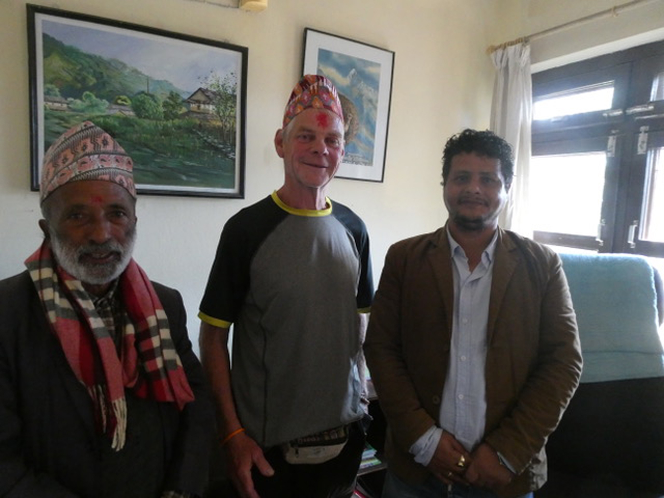 Dr. Suraj Sharma (rechts), Horst Hahlbom (Mitte) und Tek Nath Gautam sprechen über Müll.