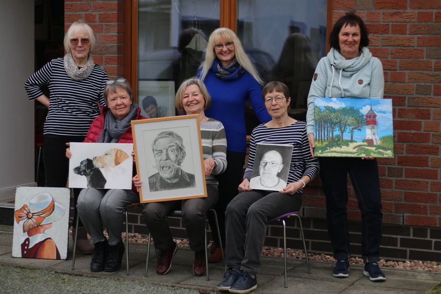 Die Montagsmaler-Gruppe um Anke Eylers im Gruppenbild mit einer Auswahl an Werken.