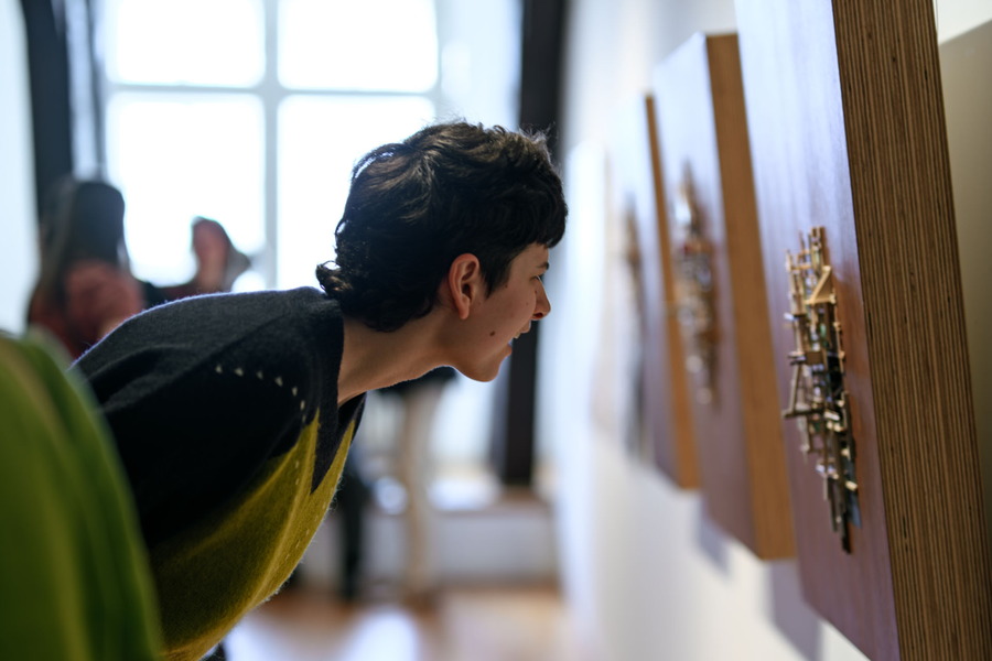 Bei diesem Werk lohnt es sich, ganz genau hinzuschauen. Foto: Oldenburger Kunstschule