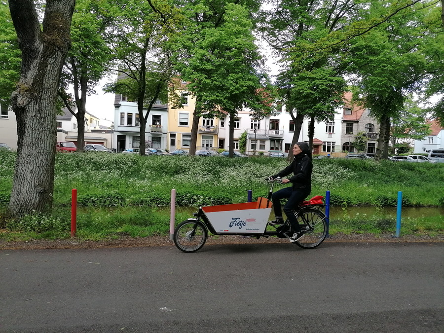 Ein Lastenrad fährt am Torfkanal in Bremen-Findorff entlang.