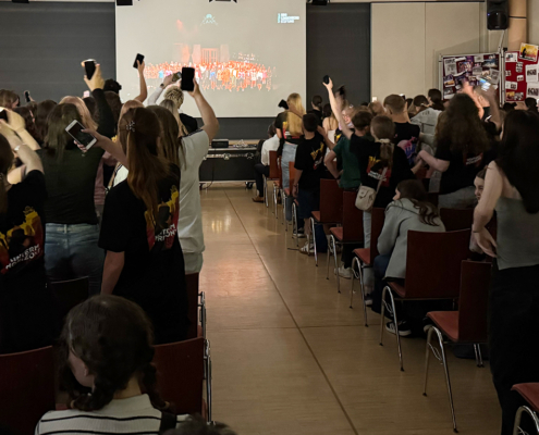 Zum ersten Mal sahen die Schüler ihren Auftritt von Hinterm Horizont.