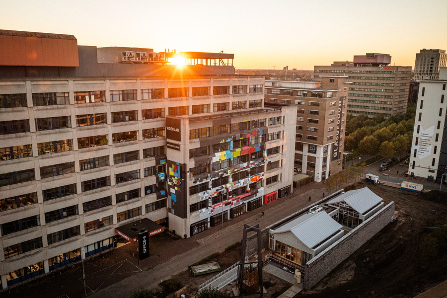 Das Fernseh-Testbild ziert die Fassade dieses ehemaligen Philips-Gebäudes in Eindhoven.