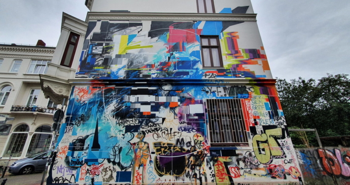 Eine mit Graffiti-Kunst bemalte Hausfassade.