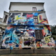 Eine mit Graffiti-Kunst bemalte Hausfassade.