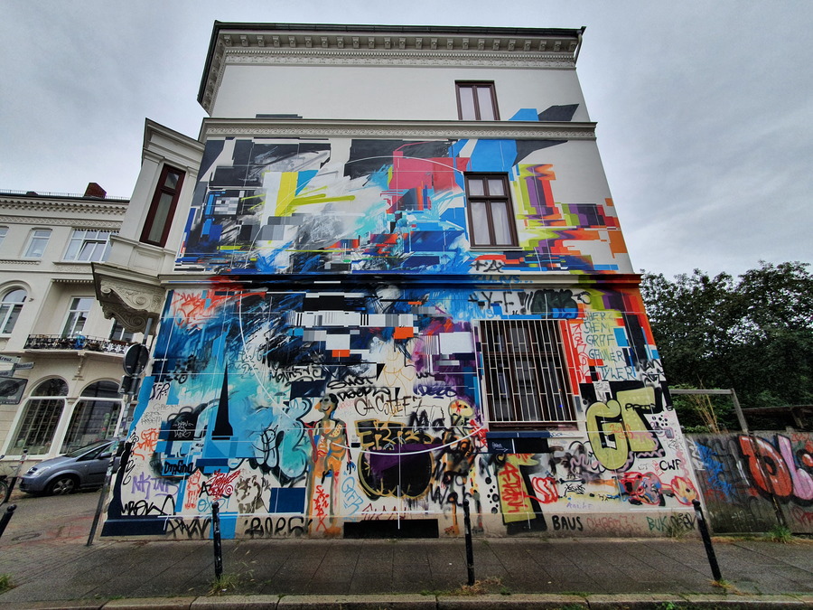 Eine mit Graffiti-Kunst bemalte Hausfassade.