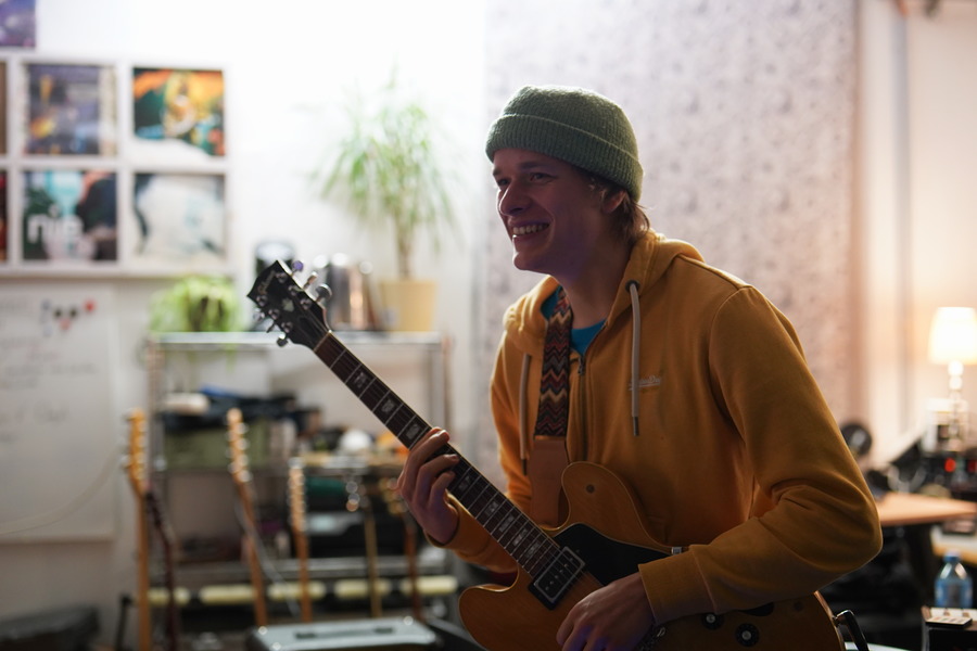 Ein Gitarrist im Proberaum. 