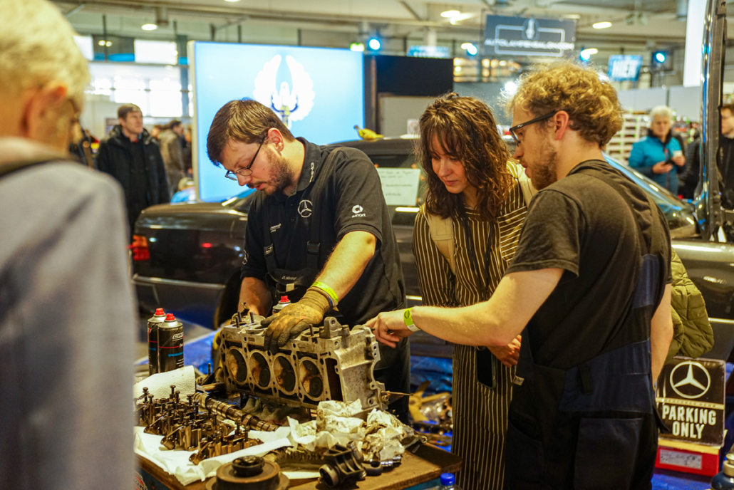 Live-Schrauben auf der Nachwuchsfläche