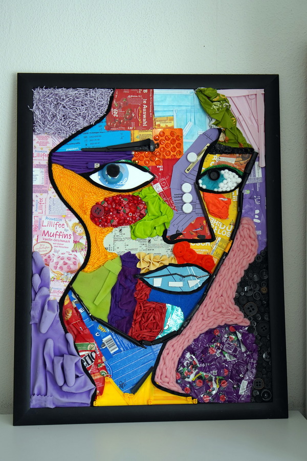 Ein Porträt einer Frau aus zusammengeklebtem Müll.